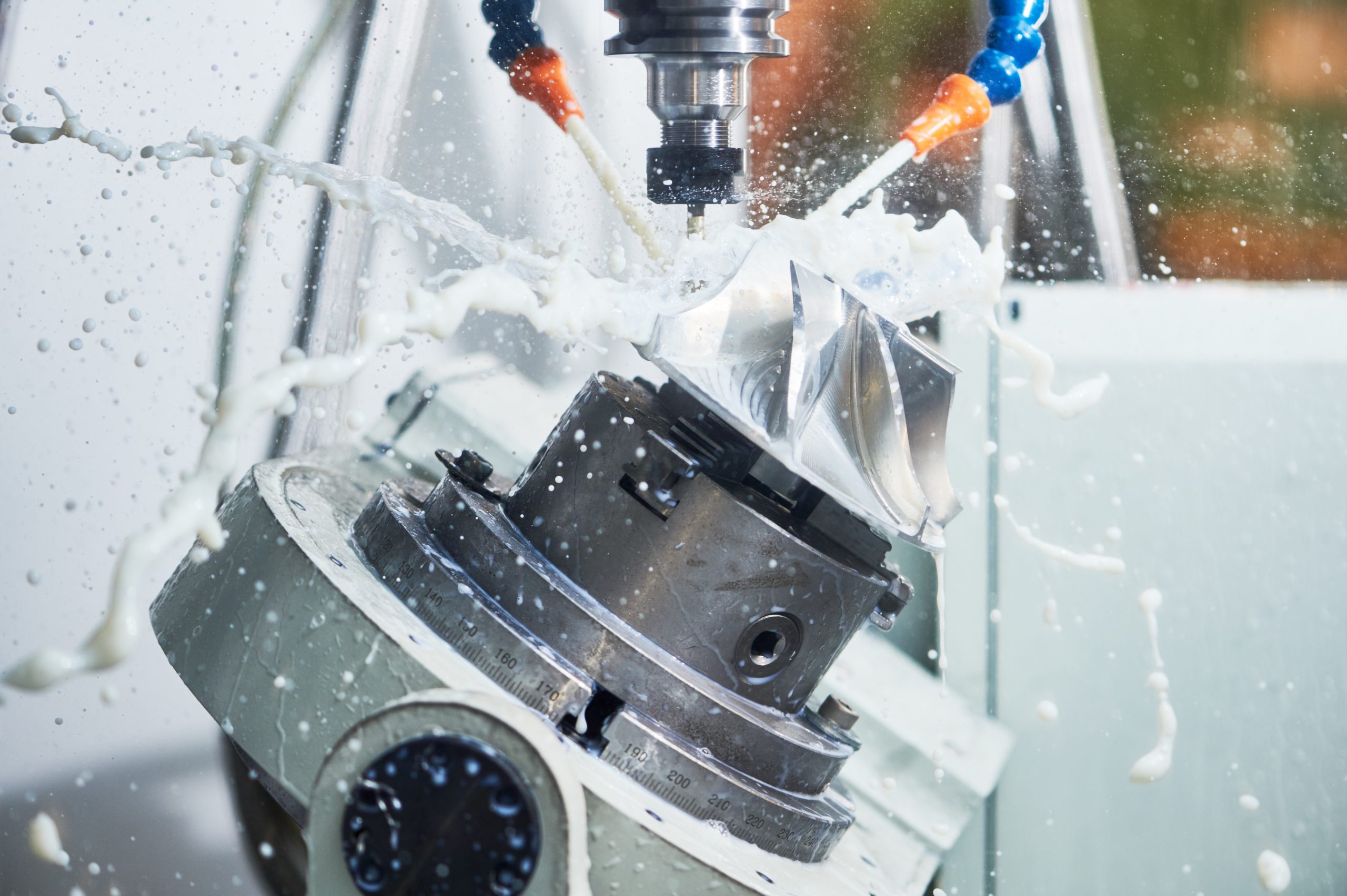 Milling metalworking process. Industrial CNC metal machining by vertical mill Fraisage 5 axe en gros plan